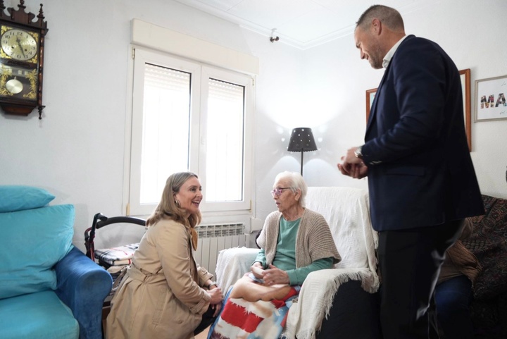 La consejera de Política Social, Familias e Igualdad, Conchita Ruiz, junto con el alcalde de Caravaca de la Cruz, José Francisco García, durante la visita al domicilio de una usuaria del servicio de podología (1)