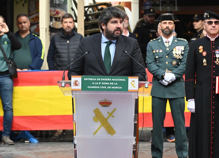 López Miras asiste al acto militar en el que se ha entregado la enseña nacional donada por el Gobierno de la Región de Murcia a la Quinta Zona de la Guardia Civil