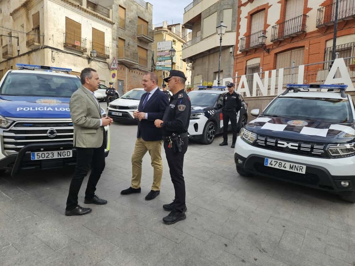 El director general de Administración Local, Francisco Abril, y el alcalde de Abanilla, José Antonio Blasco, en la presentación de los nuevos vehículos de Policía.