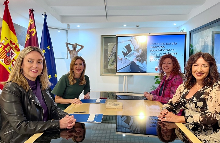 La consejera de Empresa, Empleo y Economía Social y de Política Social, Familias e Igualdad, Marisa López Aragón y Conchita Ruiz, junto con las directoras...