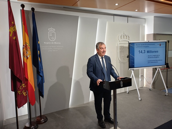 El consejero de Medio Ambiente, Universidades, Investigación y Mar Menor, Juan María Vázquez, durante la rueda de prensa ofrecida para informar sobre las nuevas ayudas regionales de autoconsumo.