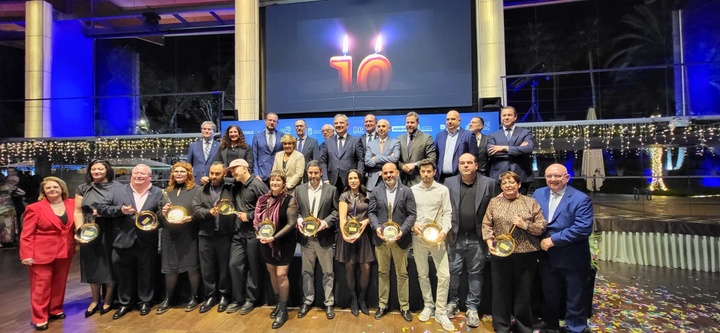El consejero de Medio Ambiente, Universidades, Investigación y Mar Menor, Juan María Vázquez, junto a los premiados en la entrega de los X Premios de Gastronomía Región de Murcia organizado por La Verdad.