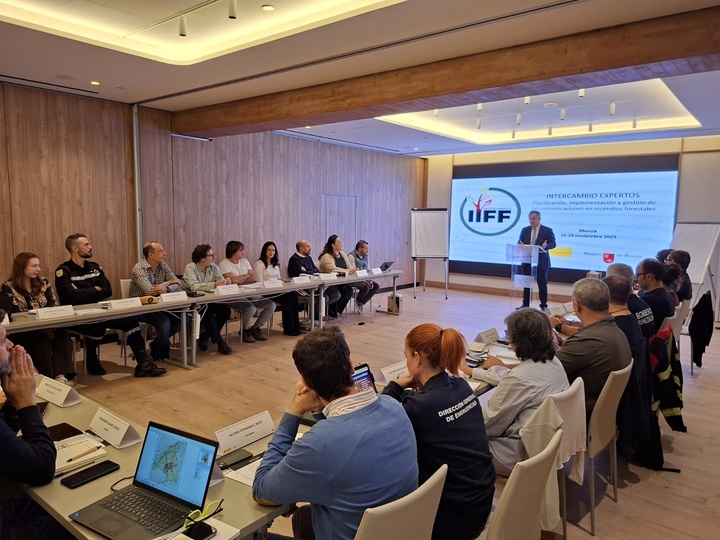El consejero de Medio Ambiente, Universidades, Investigación y Mar Menor, Juan María Vázquez, inaugura el encuentro del Programa Nacional de 'Intercambio de Expertos 2025 en Preparación frente a Incendios Forestales' sobre su planificación, implementación y gestión de la comunicación.
