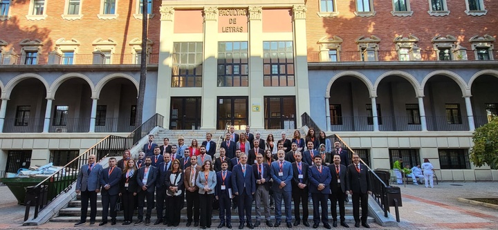 El consejero de Medio Ambiente, Universidades, Investigación y Mar Menor, Juan María Vázquez, y el rector de la Universidad de Murcia, José Luján, junto a los integrantes de la delegación de siete universidades del Kurdistán iraquí.