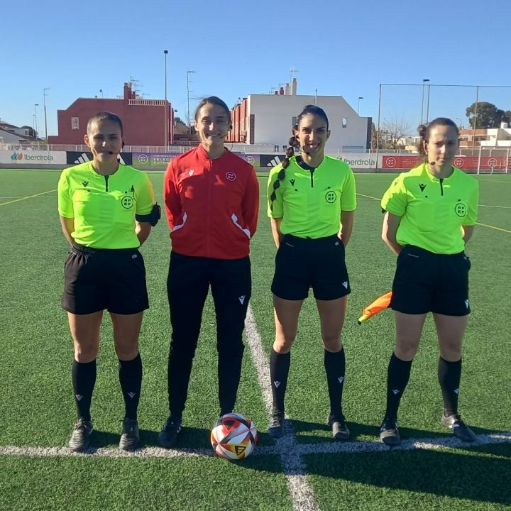 Mujeres árbitro dispuestas para dirigir un encuentro.