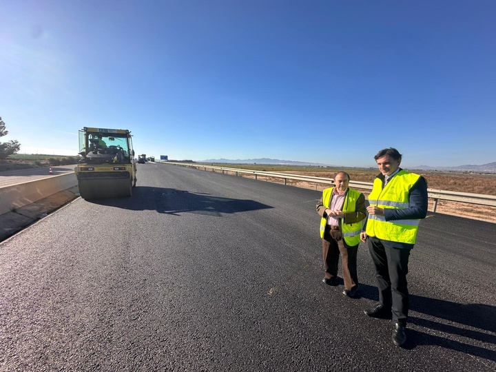El consejero de Fomento e Infraestructuras, Jorge García Montoro, supervisa las obras de reasfaltado de la autovía que conecta Alhama de Murcia con...