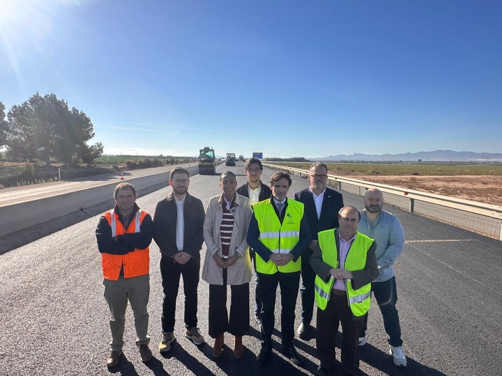 El consejero de Fomento e Infraestructuras, Jorge García Montoro, supervisa las obras de reasfaltado de la autovía que conecta Alhama de Murcia con Mazarrón RM-23.