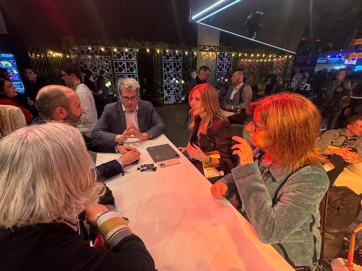 La consejera de Empresa, Empleo y Economía Social, Marisa López Aragón, mantiene un encuentro con el director Ejecutivo de Crecimiento y Competitividad...