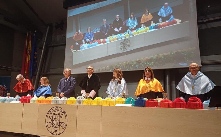 El consejero de Medio Ambiente, Universidades, Investigación y Mar Menor, Juan María Vázquez, y el rector de la Universidades de Murcia, José Luján, en el acto de investidura de los nuevos doctores del Curso Académico 2024-2025 de la UMU.