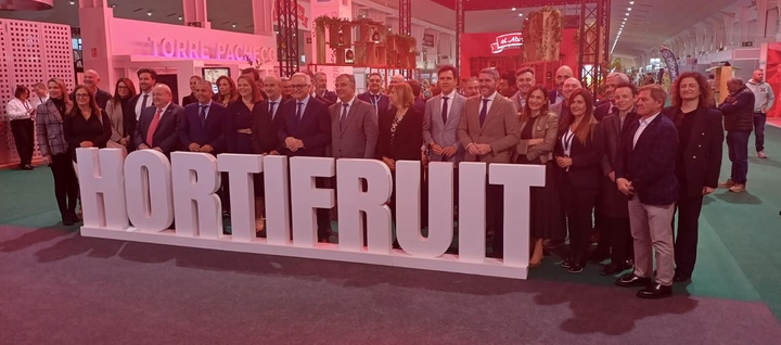 El consejero de Medio Ambiente, Universidades, Investigación y Mar Menor, Juan María Vázquez, durante la inauguración junto con el alcalde de Torre Pacheco, Pedro Ángel Roca, el certamen HORTIFRUIT 2025, Feria Internacional Agrícola.