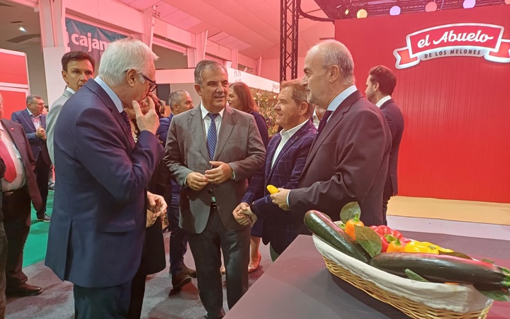 El consejero de Medio Ambiente, Universidades, Investigación y Mar Menor, Juan María Vázquez, durante la inauguración junto con el alcalde de Torre Pacheco, Pedro Ángel Roca, el certamen HORTIFRUIT 2025, Feria Internacional Agrícola.