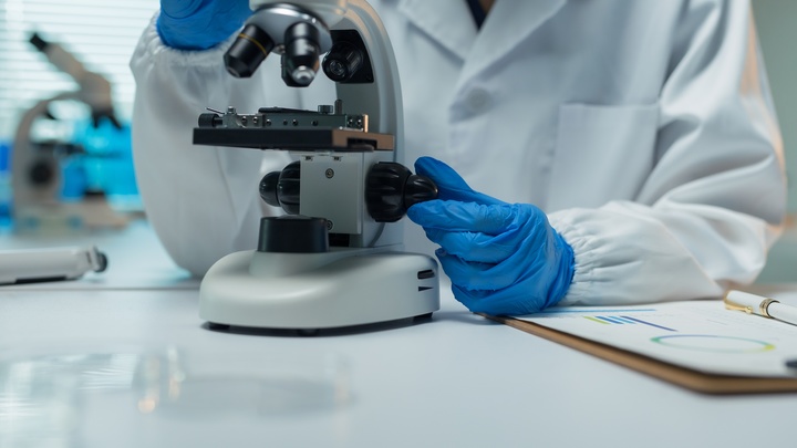  Investigador en un laboratorio.