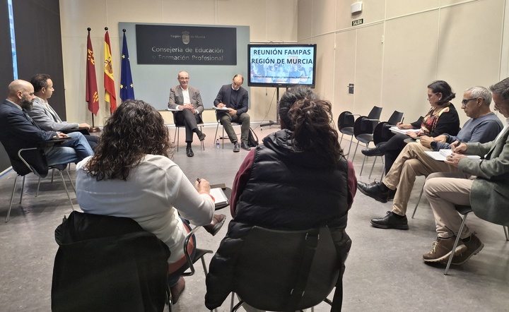 El consejero de Educación mantiene un encuentro de trabajo con las federaciones de asociaciones de madres y padres de alumnos de la Región