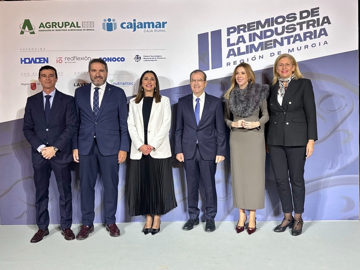 El Gobierno regional destaca la fortaleza y el liderazgo de la industria alimentaria en los Premios Agrupal