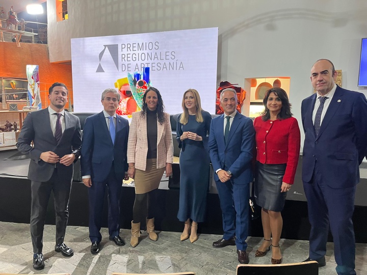La consejera de Empresa, Empleo y Economía Social, Marisa López Aragón, asistió a la gala de entrega de los Premios Regionales de Artesanía 2025.