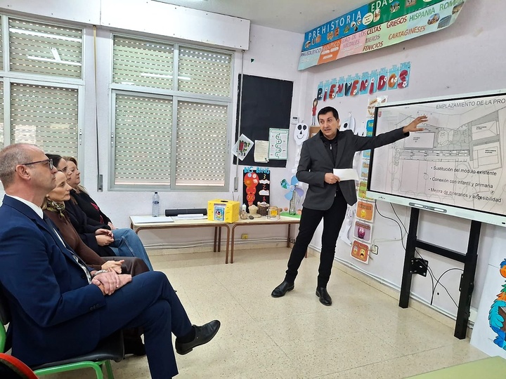 El consejero de Educación y Formación Profesional, Víctor Marín, visita el CRA Río Argos en Valentín (Cehegín), junto con la alcaldesa de la localidad,...