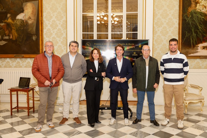 El director general de Deportes, Fran Sánchez, con la presidente de la Asociación de la Prensa Deportiva, Carmen Riansares, y miembros del jurado...