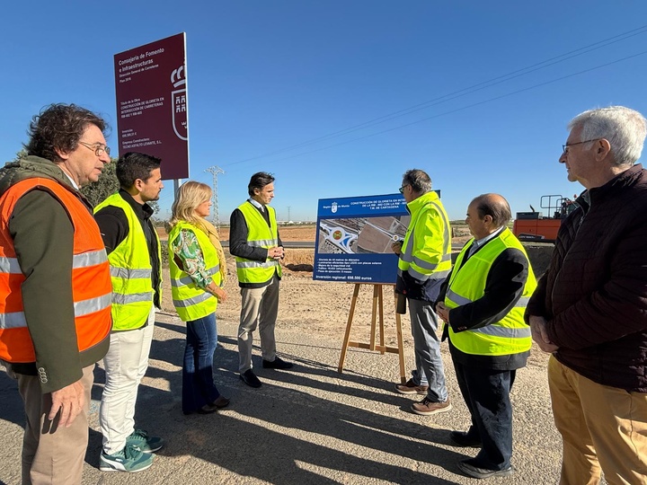 El consejero de Fomento e Infraestructuras, Jorge García Montoro, durante su visita a la construcción de una glorieta en La Aljorra