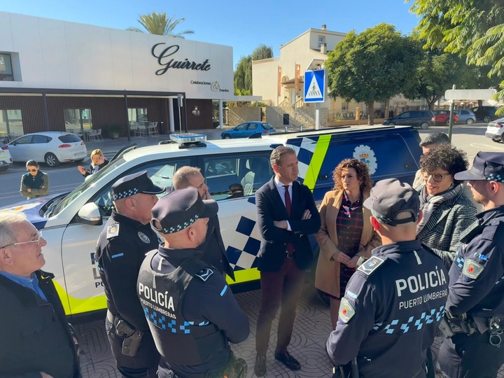 El consejero de Presidencia, Portavocía, Acción Exterior y Emergencias, Marcos Ortuño, y la alcaldesa de Puerto Lumbreras, María de los Ángeles Túnez,...