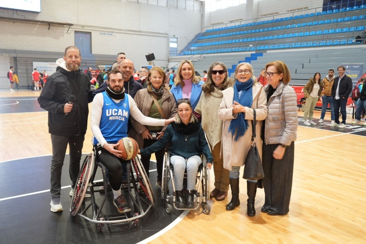 La consejera de Política Social, Familias e Igualdad, Conchita Ruiz, junto a los deportistas y entidades participantes en la 'Jornada No Limits: Deporte y Discapacidad' (1)