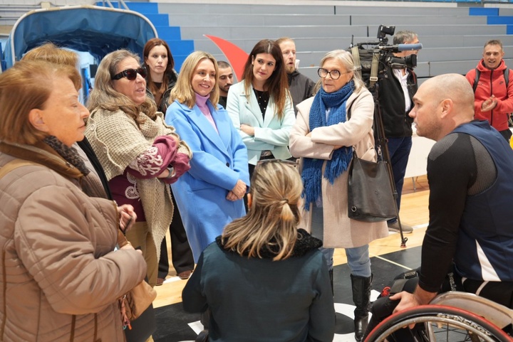 La consejera de Política Social, Familias e Igualdad, Conchita Ruiz, junto a los deportistas y entidades participantes en la 'Jornada No Limits: Deporte y Discapacidad' (2)