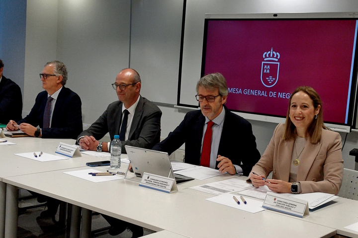 Los consejeros de Economía, Hacienda, Fondos Europeos y Transformación Digital, Luis Alberto Marín; de Educación y Formación Profesional, Víctor ...