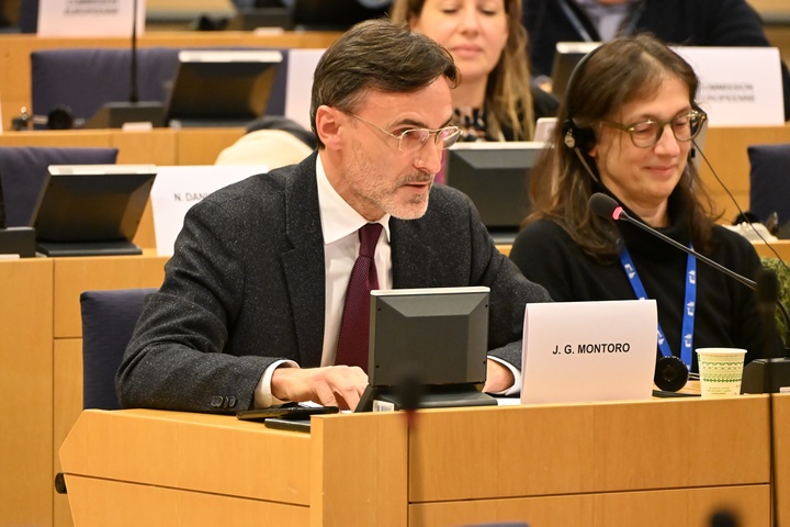 El consejero de Fomento e Infraestructuras, Jorge García Montoro, durante su intervención en las Comisiones de Vivienda y Empleo del Parlamento E...