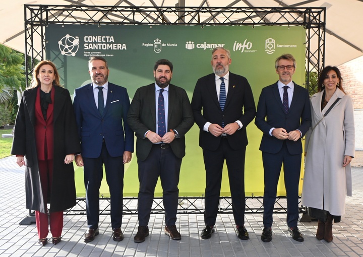 El presidente de la Comunidad, Fernando López Miras, inauguró hoy el Foro 'Conecta Santomera 2025'