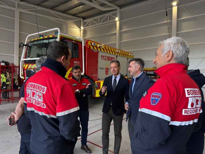 El consejero de Presidencia, Portavocía, Acción Exterior y Emergencias, Marcos Ortuño, visitó hoy las instalaciones del parque de bomberos de San...
