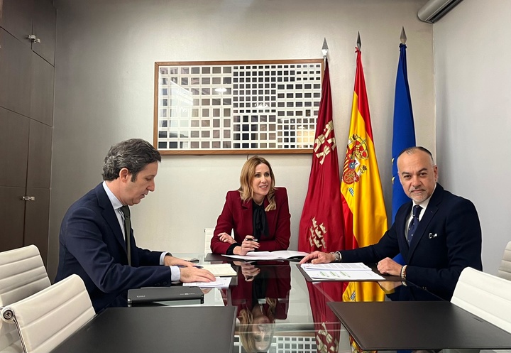 La consejera de Empresa, Empleo y Economía Social, Marisa López Aragón, junto con el director general de Autónomos, Antonio Pasqual del Riquelme ...