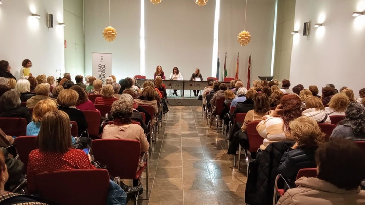 La directora general de Mujer y Prevención de la Violencia de Género, Ana Belén Martínez, durante un encuentro de asociaciones de mujeres de Murcia...