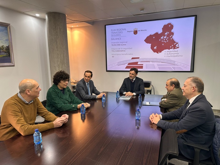 El consejero de Fomento e Infraestructuras, Jorge García Montoro, junto a los alcaldes de Abarán, Puerto Lumbreras, Ulea y Villanueva del Río Segura, durante la presentación de la cuarta fase del Plan de Travesías Seguras