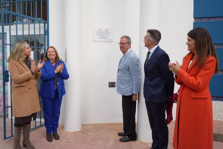 La consejera de Política Social, Familias e Igualdad, Conchita Ruiz, junto a la presidente de la Asamblea, Visitación Martínez, y el alcalde San Pedro del Pinatar, Pedro Javier Sánchez, durante la inauguración del nuevo CDIAT del municipio (3)