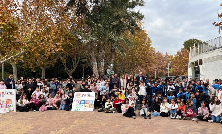 Foto de familia con los alumnos participantes en el programa educativo '&Eacute;rase una vez un Comercio'.