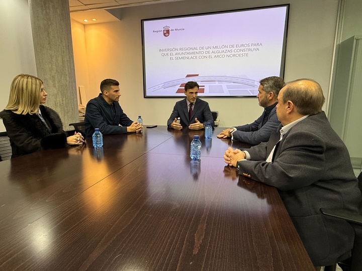 El consejero de Fomento e Infraestructuras, Jorge Garc&iacute;a Montoro, junto al alcalde de Alguazas, Jos&eacute; Gabriel Garc&iacute;a y el presidente de CROEM, Miguel L&oacute;pez Abad, durante la formalizaci&oacute;n del convenio con el consistorio para la ejecuci&oacute;n del semienlace