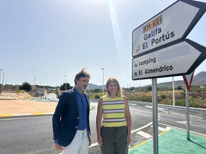 El consejero de Fomento e Infraestructuras, Jorge Garc&iacute;a Montoro, y la alcaldesa de Cartagena, Noelia Arroyo, este verano en la finalizaci&oacute;n de obras de la glorieta de El Port&uacute;s (Archivo)