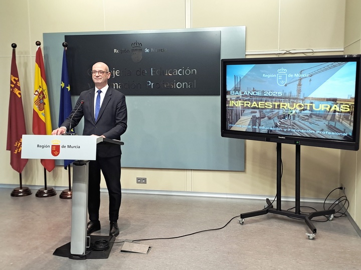 El consejero de Educaci&oacute;n y Formaci&oacute;n Profesional, V&iacute;ctor Mar&iacute;n, durante la rueda de prensa balance de las actuaciones m&aacute;s destacadas durante 2025