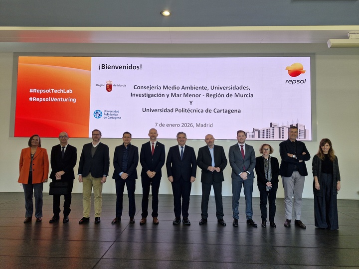El consejero de Medio Ambiente, Universidades, Investigaci&oacute;n y Mar Menor, Juan Mar&iacute;a V&aacute;zquez, junto al director de Tecnolog&iacute;a y Corporate Venturing de Repsol, Fernando Ruiz; el director de Operaciones de Activos Industriales de la compa&ntilde;&iacute;a energ&eacute;tica, Antonio Mestre; el director del Complejo Industrial de Cartagena, Rafael Quesada, y el rector de la Universidad Polit&eacute;cnica de Cartagena, Mathieu Ke