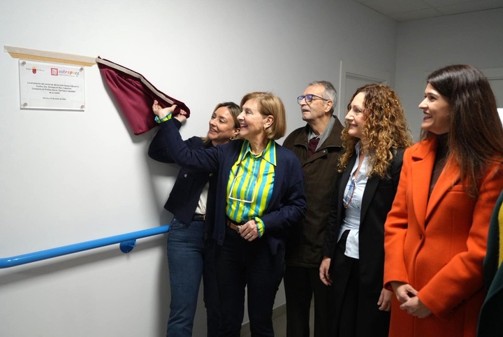 La consejera de Pol&iacute;tica Social, Familias e Igualdad, Conchita Ruiz, y la presidenta de Astrapace, Rosa Garc&iacute;a, durante el acto inaugural de la ampliaci&oacute;n del Centro de D&iacute;a de la entidad (2)