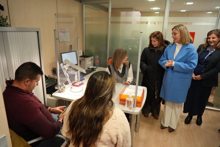 La consejera de Pol&iacute;tica Social, Familias e Igualdad, Conchita Ruiz, junto con la concejal de Educaci&oacute;n y Atenci&oacute;n a la Ciudadan&iacute;a del Ayuntamiento de Murcia, Bel&eacute;n L&oacute;pez, reciben a la primera Pareja de Hecho del a&ntilde;o de la Regi&oacute;n