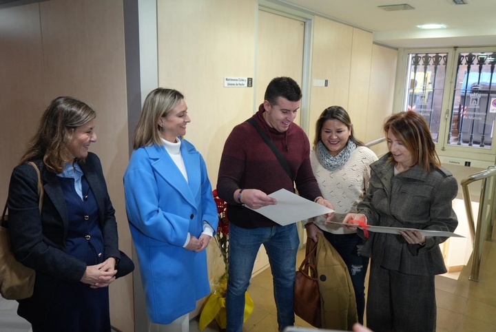 La consejera de Pol&iacute;tica Social, Familias e Igualdad, Conchita Ruiz, junto con la concejal de Educaci&oacute;n y Atenci&oacute;n a la Ciudadan&iacute;a del Ayuntamiento de Murcia, Bel&eacute;n L&oacute;pez, reciben a la primera Pareja de Hecho del a&ntilde;o de la Regi&oacute;n (2)