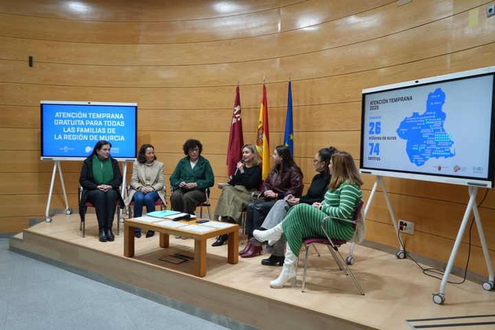 La consejera de Pol&iacute;tica Social, Familias e Igualdad, Conchita Ruiz, con la alcaldesa de Puerto Lumbreras, Mar&iacute;a &Aacute;ngeles T&uacute;nez, y representantes de los ayuntamientos en los que se ha aumentado el n&uacute;mero de sesiones de Atenci&oacute;n Temprana