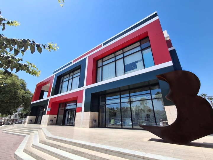 Fachada Biblioteca Regional.