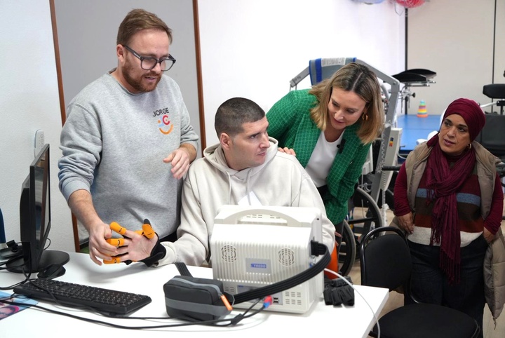 La consejera de Pol&iacute;tica Social, Familias e Igualdad, Conchita Ruiz, durante la visita al Centro de D&iacute;a para personas con discapacidad de Famdif, 'Juan Cerezo' (1)