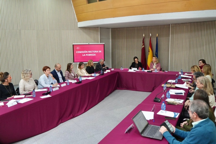 La consejera de Pol&iacute;tica Social, Familias e Igualdad, Conchita Ruiz, presidiendo la Comisi&oacute;n Rectora de Lucha contra la Pobreza y la Exclusi&oacute;n Social