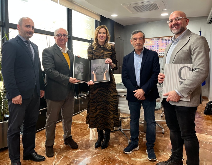 La consejera de Empresa, Empleo y Econom&iacute;a Social, Marisa L&oacute;pez Arag&oacute;n&nbsp;y el presidente de FICE, Vicente Pastor, muestran el libro 'Crist&oacute;bal Balenciaga....