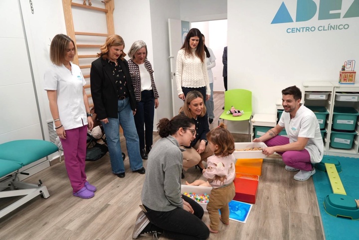 La consejera de Pol&iacute;tica Social, Familias e Igualdad, Conchita Ruiz, junto a la alcaldesa de Alcantarilla, Paqui Terol, durante la visita al centro de Atenci&oacute;n Temprana Adea