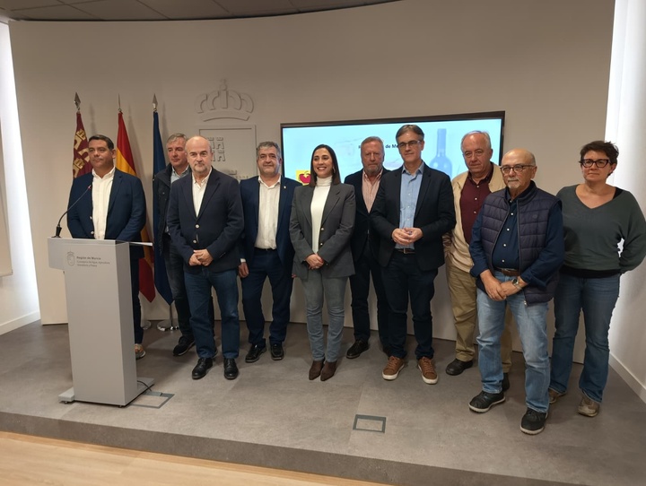 La consejera Sara Rubira, junto a los representantes de las Denominaciones de Origen Protegido e Indicaci&oacute;n Geogr&aacute;fica Protegida de la Regi&oacute;n de ...