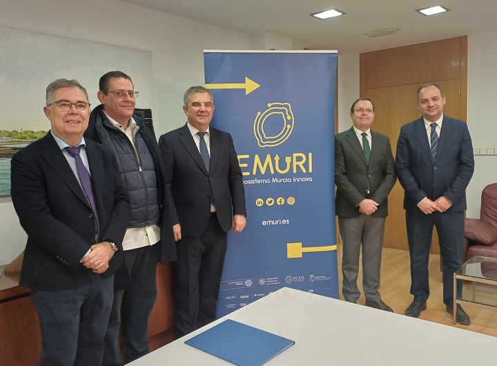 El consejero de Medio Ambiente, Universidades, Investigaci&oacute;n y Mar Menor, Juan Mar&iacute;a V&aacute;zquez, junto al director Comercial y de Marketing de Fini, Jos&eacute; Vicente Berm&uacute;dez, y el director de la C&aacute;tedra Ecosistema Murcia Innova (EMURI), Jos&eacute; Luis Munuera-Alem&aacute;n.