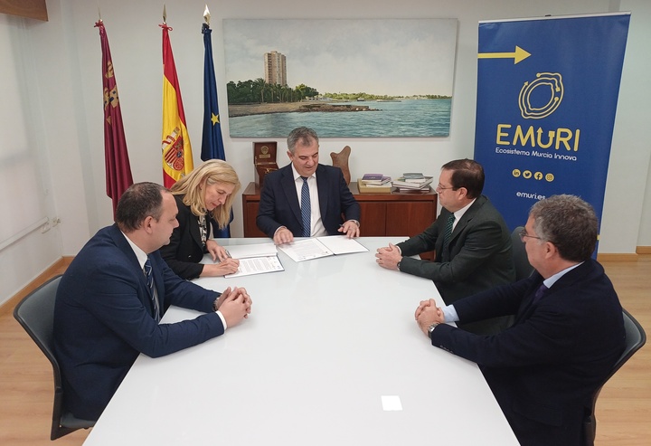 Foto: El consejero de Medio Ambiente, Universidades, Investigaci&oacute;n y Mar Menor, Juan Mar&iacute;a V&aacute;zquez, junto a la concejala de Gobierno Abierto, Promoci&oacute;n Econ&oacute;mica y Empleo del Ayuntamiento de Murcia, Mercedes Bernab&eacute;, y el director de la C&aacute;tedra Ecosistema Murcia Innova (EMURI), Jos&eacute; Luis Munuera-Alem&aacute;n.